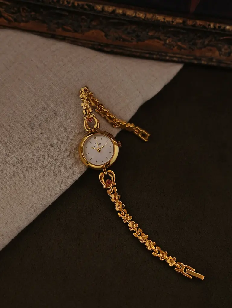 1 New French Retro-Style Gold Small Dial 3D Carved Flower-Shaped Bracelet Watch for Women, Fashionable, Simple, Luxurious, Elegant, with Small Rhinestones, Waterproof, Suitable for Daily Wear, Evening Events, and Other Occasions to Enhance Your Wrist Appearance