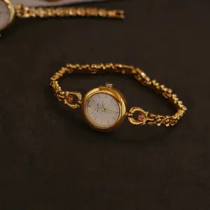 1 New French Retro-Style Gold Small Dial 3D Carved Flower-Shaped Bracelet Watch for Women, Fashionable, Simple, Luxurious, Elegant, with Small Rhinestones, Waterproof, Suitable for Daily Wear, Evening Events, and Other Occasions to Enhance Your Wrist Appearance