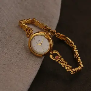 1 New French Retro-Style Gold Small Dial 3D Carved Flower-Shaped Bracelet Watch for Women, Fashionable, Simple, Luxurious, Elegant, with Small Rhinestones, Waterproof, Suitable for Daily Wear, Evening Events, and Other Occasions to Enhance Your Wrist Appearance