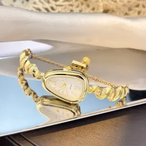 Elegant Snake-Shape Ladies Quartz Watch Trendy European And American Style Commute Luxury Roman Numeral Classy Fashion Accessory