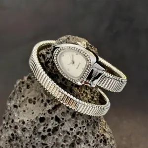 Serpentine Bullet-Shaped Case Honeycomb Dial Bracelet Watch for Women - Elegant Fashion Vintage Womens Watch