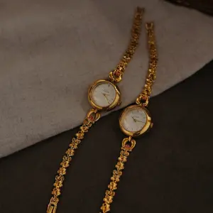 1 New French Retro-Style Gold Small Dial 3D Carved Flower-Shaped Bracelet Watch for Women, Fashionable, Simple, Luxurious, Elegant, with Small Rhinestones, Waterproof, Suitable for Daily Wear, Evening Events, and Other Occasions to Enhance Your Wrist Appearance