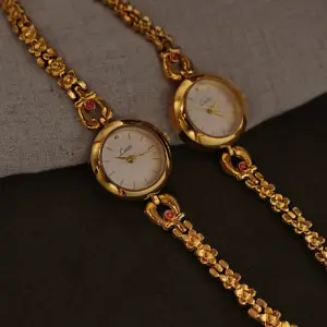 1 New French Retro-Style Gold Small Dial 3D Carved Flower-Shaped Bracelet Watch for Women, Fashionable, Simple, Luxurious, Elegant, with Small Rhinestones, Waterproof, Suitable for Daily Wear, Evening Events, and Other Occasions to Enhance Your Wrist Appearance